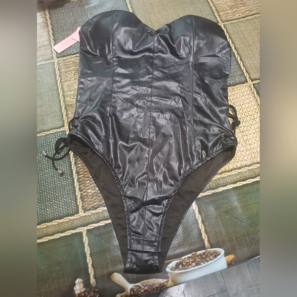 Elegant Black Satin Bustier - Picture 3 of 9